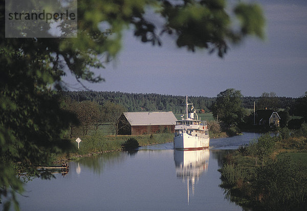 Schiff in einem Kanal