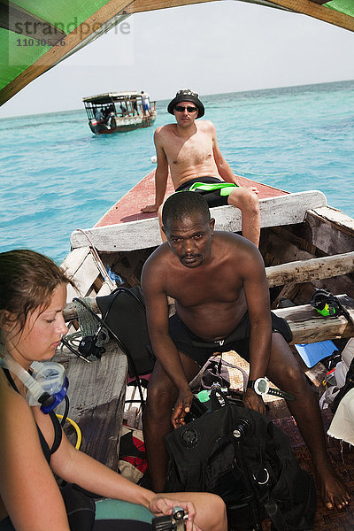 Touristen auf dem Boot bei der Vorbereitung zum Tauchen