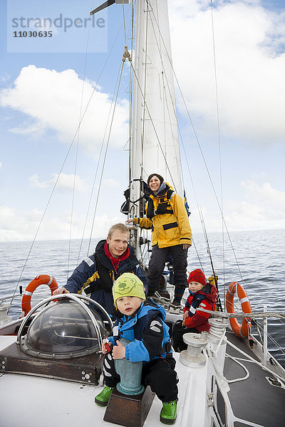 Familie auf Segelboot  lächelnd