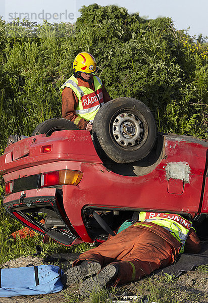 Feuerwehrleute retten Menschen aus verunglücktem Auto