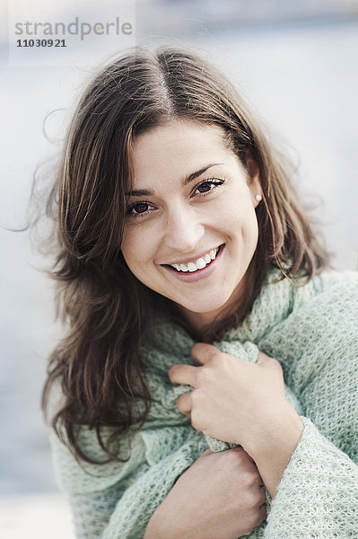 Porträt einer in eine Decke eingewickelten jungen Frau