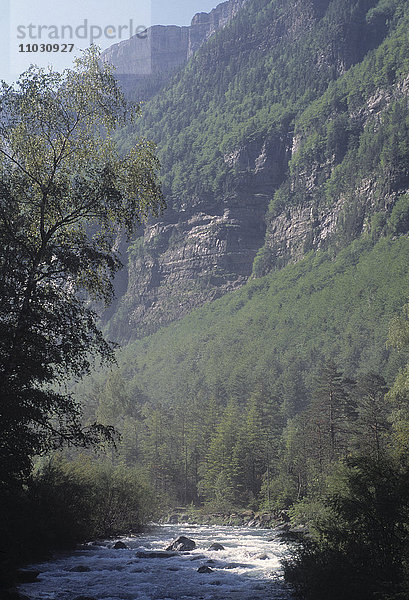 Ein Fluss in einem Tal