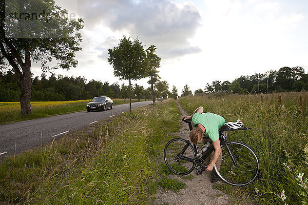 Radfahrer schaut weg  Schweden