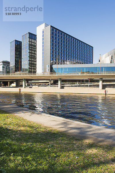 Moderne Gebäude am Wasser  Stockholm  Schweden