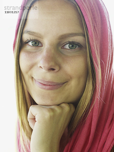 Junge Frau mit rosa Schal