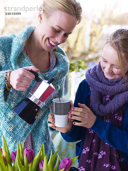Frau gießt Kaffee ein  Djurgarden  Schweden