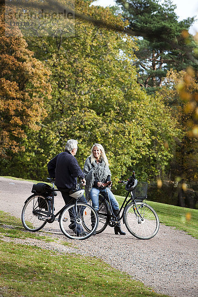Seniorenpaar beim Radfahren  Delsjon  Göteborg  Schweden