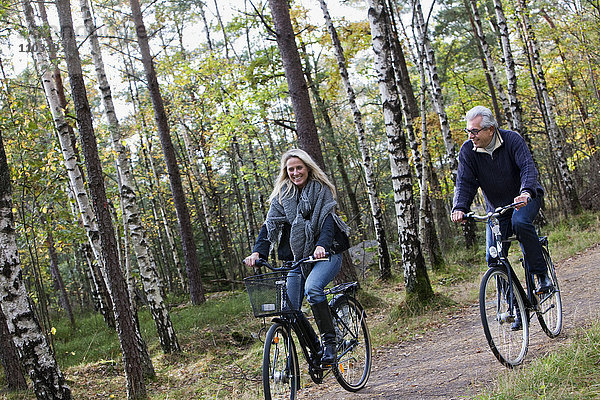 Älteres Paar beim Radfahren im Wald  Delsjon  Göteborg  Schweden