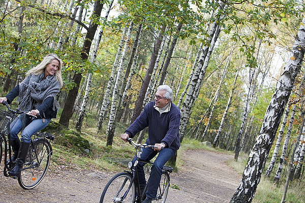 Älteres Paar beim Radfahren im Wald  Delsjon  Göteborg  Schweden