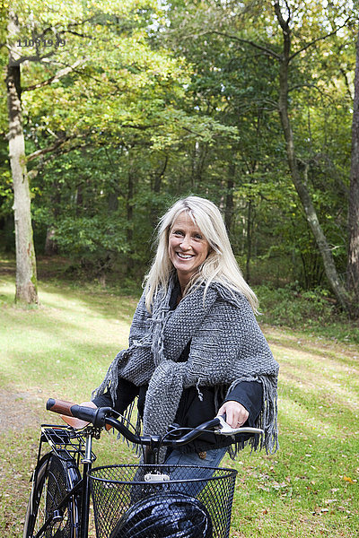 Ältere Frau mit Fahrrad  Delsjon  Göteborg  Schweden