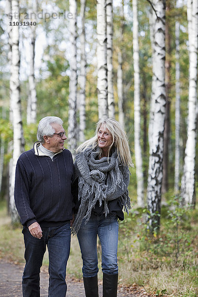 Älteres Paar geht durch den Wald  Delsjon  Göteborg  Schweden