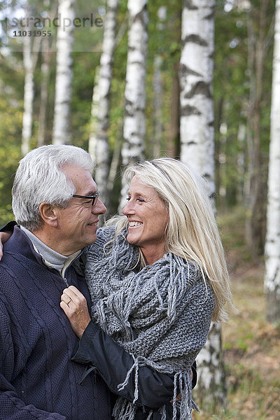 Älteres Paar umarmt sich im Wald  Delsjon  Göteborg  Schweden