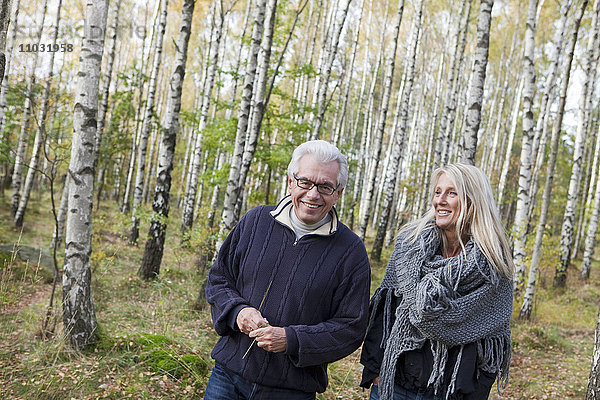 Älteres Paar beim Spaziergang im Wald  Delsjon  Göteborg  Schweden