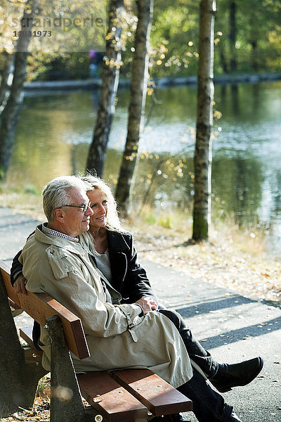 Älteres Paar sitzt auf einer Parkbank  Göteborg  Schweden