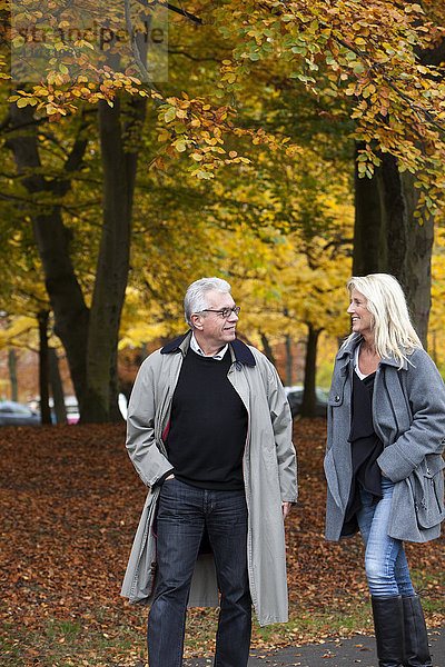 Älteres Paar geht durch einen Park  Göteborg  Schweden