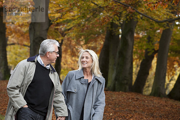 Älteres Paar geht durch einen Park  Göteborg  Schweden