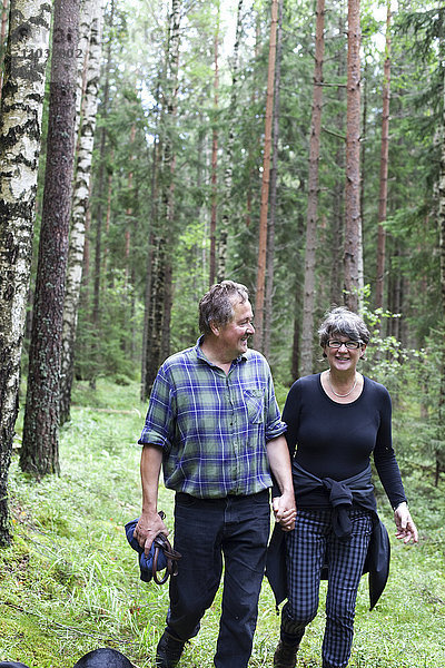Älteres Paar geht durch den Wald