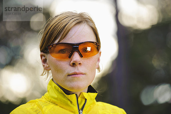 Porträt einer Joggerin mit Sonnenbrille
