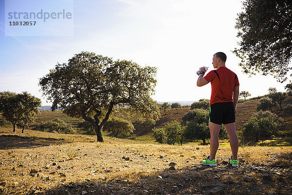 Junger Läufer trinkt Wasser  Algarve  Portugal