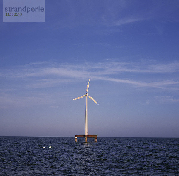 Eine Windkraftanlage im Meer  Schweden