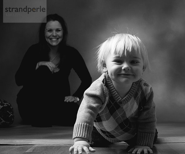 Studio-Porträt von Kleinkind und Mutter