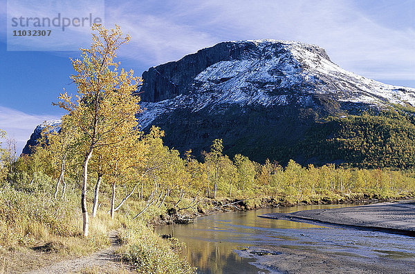 Eine Berglandschaft im Herbst  Schweden.