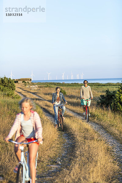 Mutter mit Töchtern beim Radfahren  Oland  Schweden