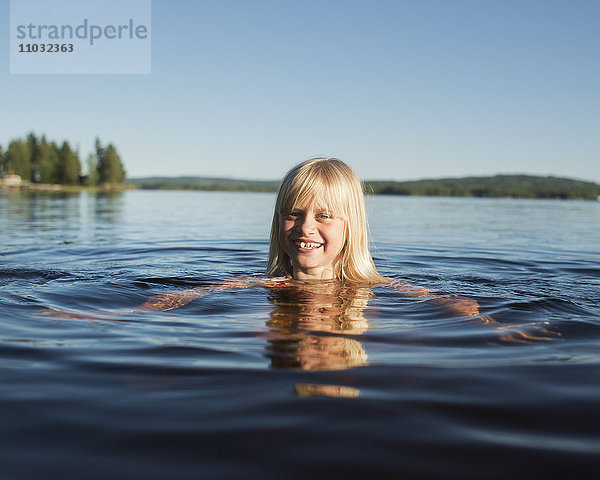 Mädchen schwimmt im See  Siljan  Dalarna  Schweden