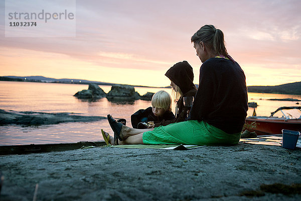 Mutter mit Kindern am See mit Mobiltelefon  Siljan  Dalarna  Schweden
