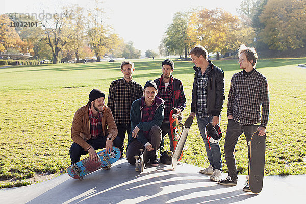 Gruppe von Männern mit Skateboards