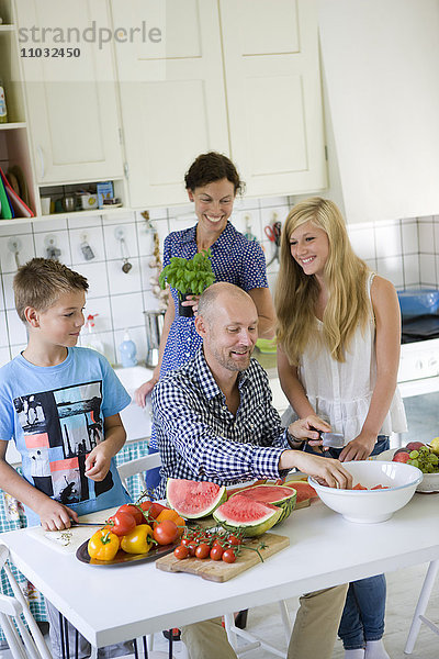 Familie bei der Essenszubereitung in der Küche
