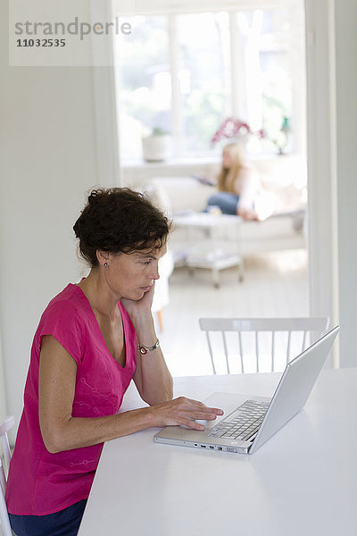 Frau arbeitet am Laptop