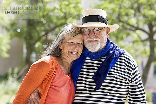 Porträt eines lächelnden älteren Paares