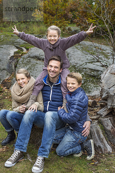 Vater mit drei Kindern  Karlskrona  Blekinge  Schweden