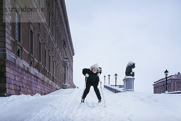Ein Skifahrer vor dem Schloss in Stockholm.