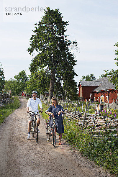 Älteres Paar beim Radfahren  Schweden