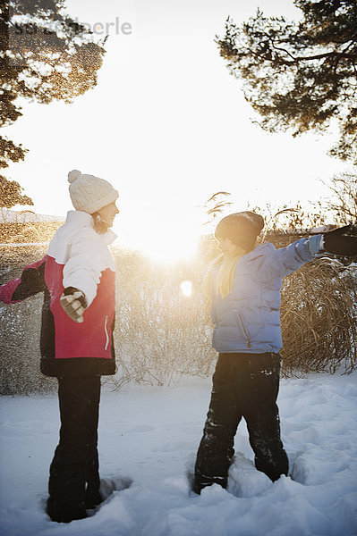 Mädchen spielen im Winter  Saltsjobaden  Nacka  Schweden