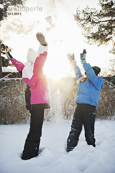 Mädchen spielen im Winter  Saltsjobaden  Nacka  Schweden