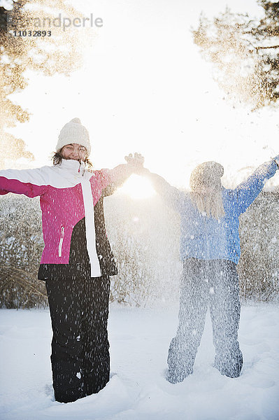 Mädchen spielen im Winter  Saltsjobaden  Nacka  Schweden