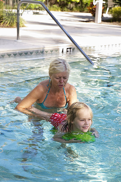 Großmutter und Enkelin im Schwimmbad