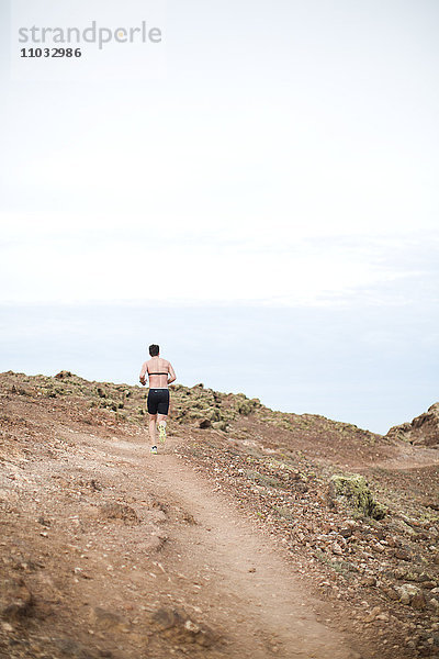 Mittlerer Erwachsener Mann beim Laufen  Lanzarote  Kanarische Inseln  Spanien