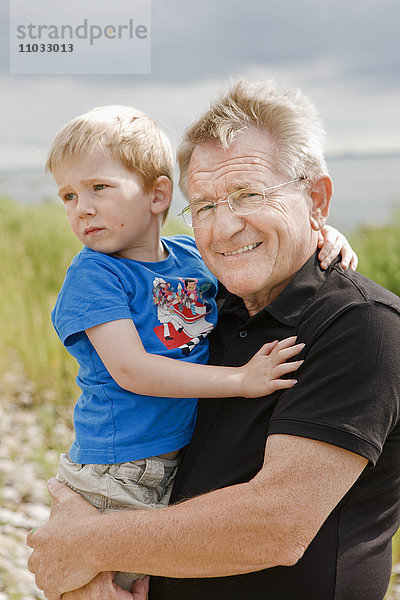 Großvater mit Enkelsohn  Schweden