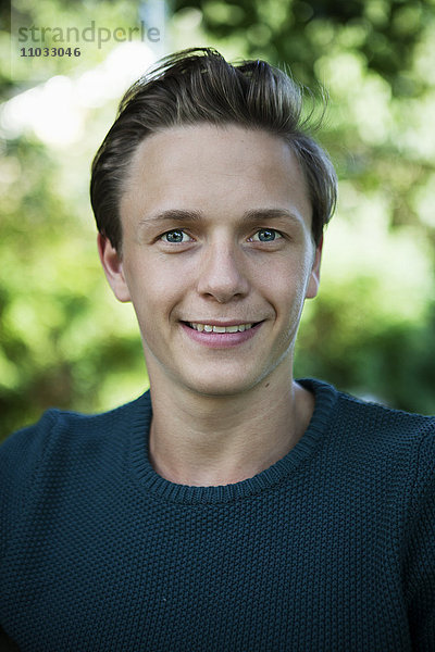 Porträt eines lächelnden jungen Mannes  Stockholm  Schweden
