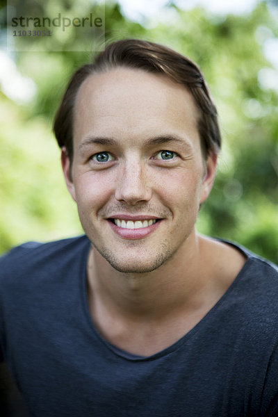 Porträt eines lächelnden jungen Mannes  Stockholm  Schweden