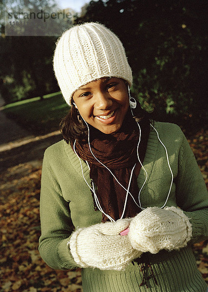 Ein Mädchen im Teenageralter hört Musik.