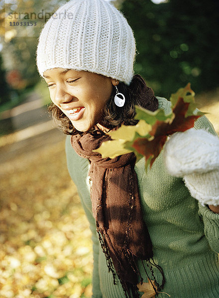 Ein Teenager-Mädchen im Freien im Herbst.