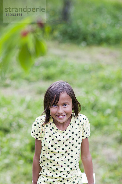 Porträt eines lächelnden Mädchens im Freien