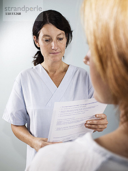 Ein Arzt mit einem Patienten.