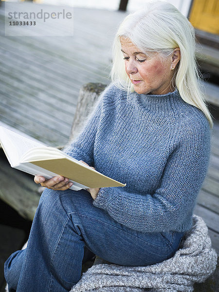 Eine Frau liest ein Buch.