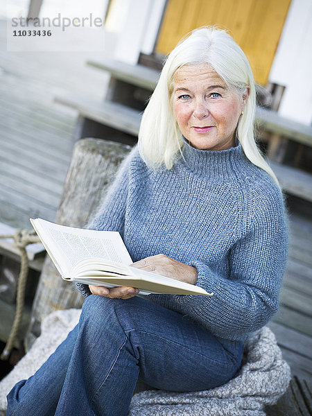 Eine Frau liest ein Buch.